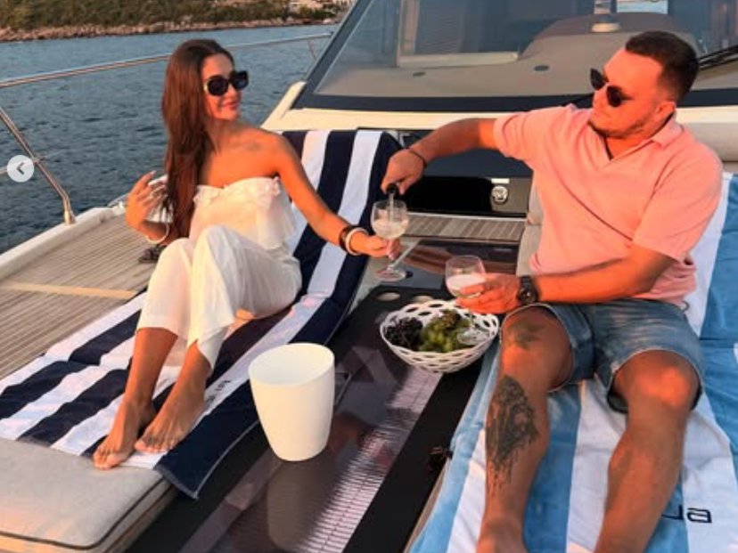 ZAUZETI GASTOZ NEMA MIRA! Dok je sa Anđelom lajkuje vruće fotke OVE POZNATE LEPOTICE! Zanosna zadnjica bivše žene rijaliti druga mu NE DA MIRA! (FOTO)