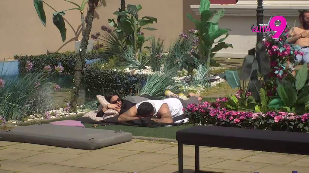 POGLEDOM GA HIPNOTIŠE! Maja ne da Asminu da se makne od nje, nema mu bežanja! (VIDEO)