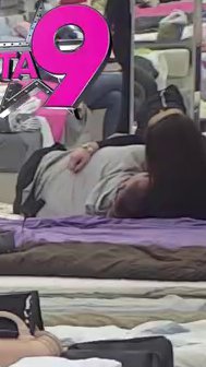 Pao poljubac! Viktor rešio da proguta sve Dušičine greške, sve vreme ležali i uživali jedno kraj drugoga (VIDEO)