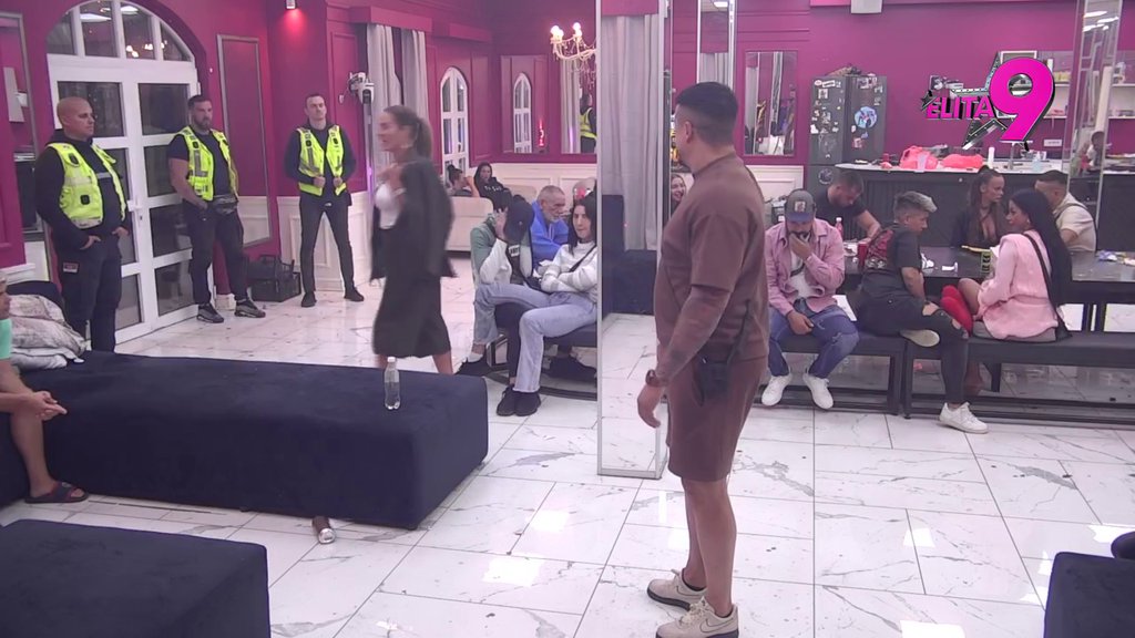 Kada se pogleda u ogledalo, ne veruje da je to ona: Sofija ponizila Maju kao niko do sada, podsetila je na prošlost, pa udarila na njene estetske zahvate (VIDEO)