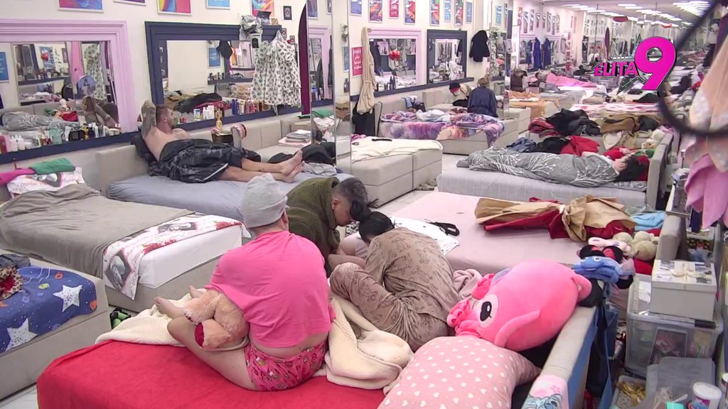 Ti si dno dna! Boginja krenula da gazi Jovanu pevačicu, ona se još nije ni odlepila od Filipa! (VIDEO)