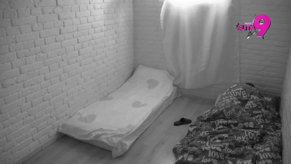 POKAZAO ŠTA UME KUKOVIMA ISPOD POKRIVAČA: Maja i Asmin sve nesuglasice rešili planinom ispod pokrivača! (VIDEO)