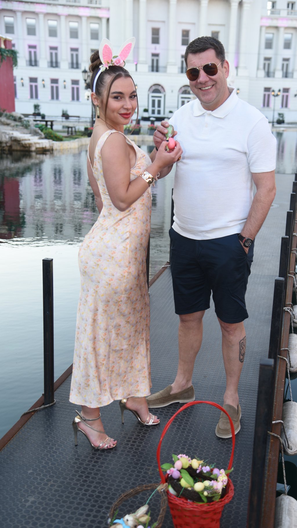 MENJALA MUŠKARCE, ALI NJENO SRCE JE OSTALO KOD NJEGA?! Tokom uskršnjeg fotkanja, kod Ivana i Sare sevnuli pogledi koji sve govore! (FOTO)