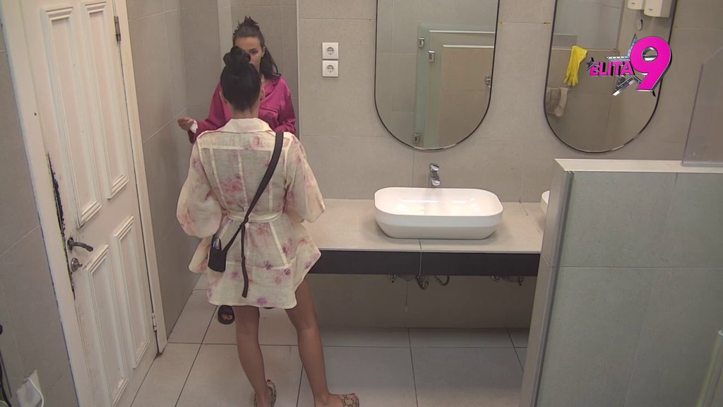 Tražila da joj ispriča istinu u četiri oka! Maja odvela Anitu u spavaću sobu, pa želela da čuje kako je izgledao susret i osmesi Stanije i Asmina! (VIDEO)