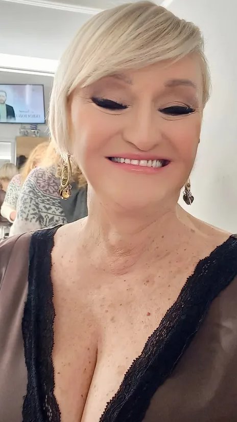 Naša pevačica uslikala grudi u 69. godini! Smelom objavom pokrenula lavinu komentara na mrežama