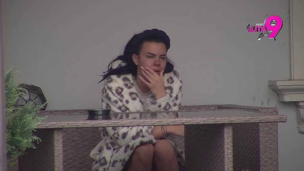 ANITA VAN SEBE! Hoće da povraća, plače i urla na sav glas, NA IVICI NERVNOG SLOMA! (VIDEO)