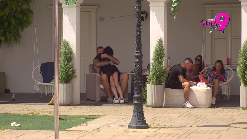 EMOCIJE IH OBUZELE! Janjuš i Vanja razmenjuju poljupce pred svima, otkrili kad im je mesečnica! (VIDEO)