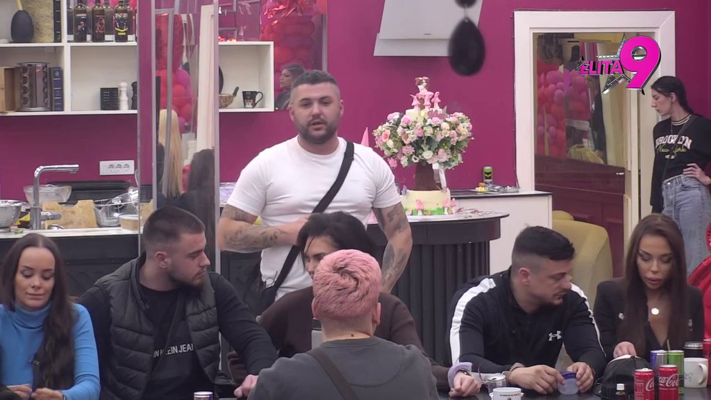 NA STUBU SRAMA: Luki cimeri očitali lekciju, zamerili mu što je hteo da ga Aneli gleda dok akcija sa Anitom (VIDEO)