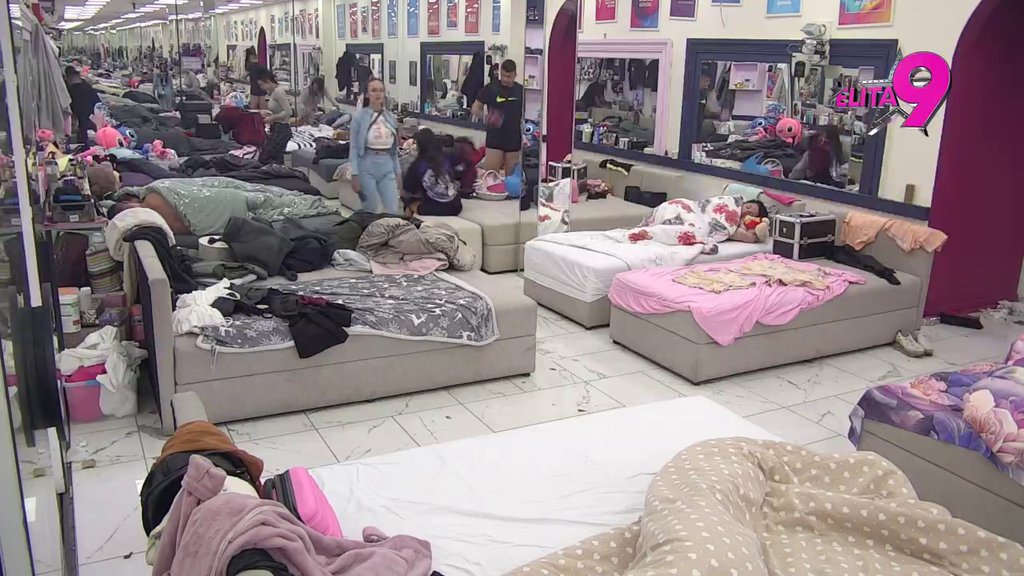 Nisam ti ga ukrala, došao je sam na moja vrata! Maja zapevala iz petnih žila čim je oči otvorila, ova pesma je pogodila u ŽICU, a i Aneli je imala zanimljivu reakciju! (VIDEO)