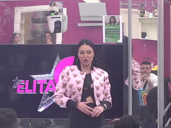 PLJUŠTE UVREDE! Maja i Aneli ušle u žestok sukob: Deda te je čuvao, a tata te pravi k*rvom (VIDEO)