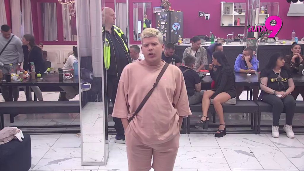 Tog je opredeljenja, modža će svaku drugaricu... Anđelo podgrejao sumnje da su Anite i Tamara više od prijateljica! (VIDEO)