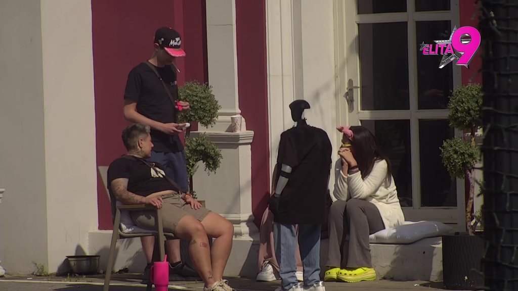 Oblači se na DEČIJEM ODELJENJU! Nerio otkrio veličinu odeće, svi prasnuli u smeh: KIŠNA GLISTA! (VIDEO)