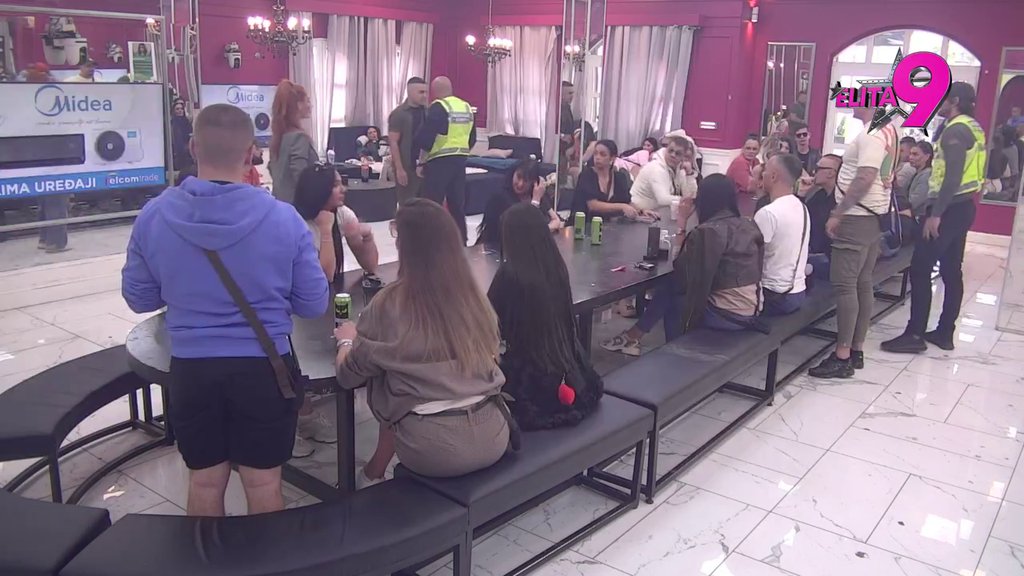 Bukti nikad žešći rat: Terza doveo Bebicu do totalnog ludila, Teodoru ispipao po oblinama na njegove oči! (VIDEO)