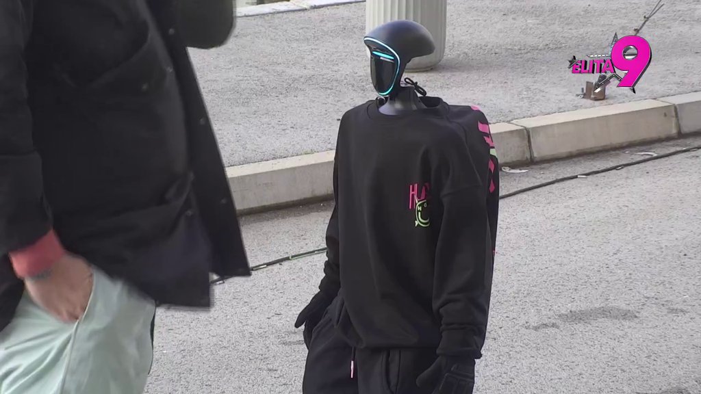 SPREMA SE SPEKTAKL! Robot Toša okupio učesnike kako bi spremili performans za večerašnju žurku! (VIDEO)