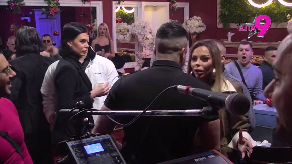 Pukla tikva?! Terza video da Sofija gleda u Milana, napao je pred punim kazinom: M*š na spavanje OLOŠU JEDAN (VIDEO)