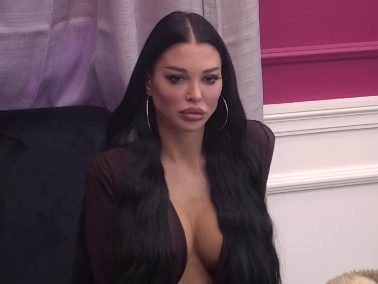 TA IZOBLIČENA K*RVETINA IZ BELOG POTOKA... Teodorina majka unakazila Maju Marinković, a Takija tužila: Razvlače je, pa ide na kiretaže, a otac joj je BEDNIK!