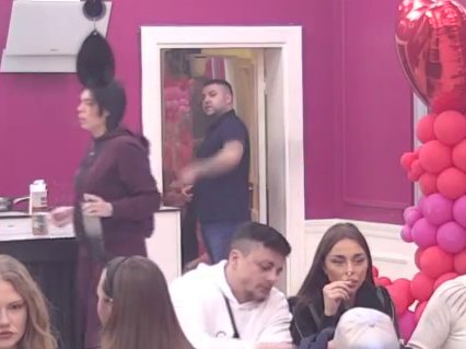 Nova drama Maje i Asmina! Pljušte prozivke po pušionici: Čula sam od tvoje žene da voliš advokate (VIDEO)