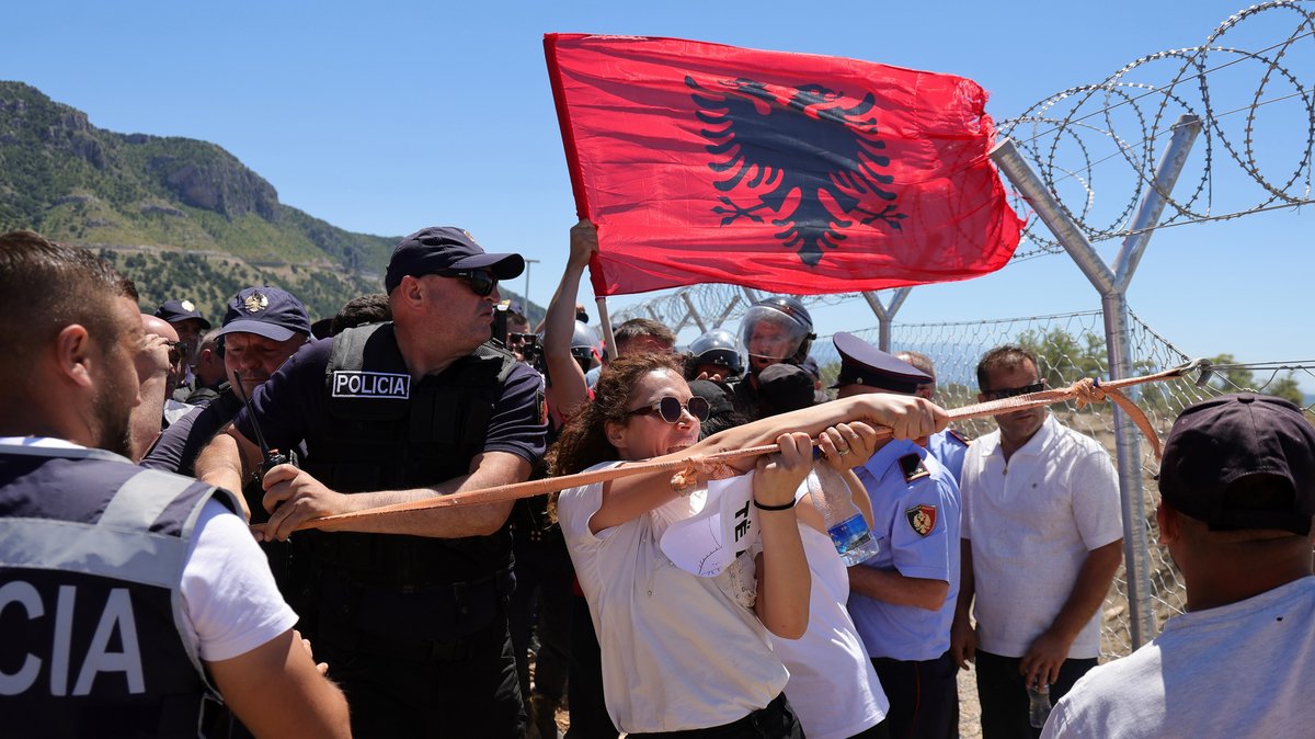HAOS U ALBANIJI! Sukobi policije i demonstranata na protestima u Tirani: Napadnuta zgrada vlade, bezbednosne snage koristile vodene topove i suzavce