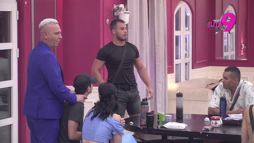 Zna nešto što bi ga ZGADILO NACIJI! Mina neće da otkrije s čime drži Viktora u šaci, on na ivici sloma (VIDEO)