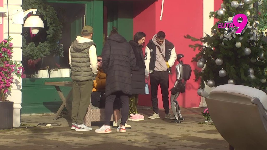 PLAČE DOK RADI TRBUŠNJAKE! Toša otkrio učesnicima da Bebica HVATA KRIVINE dok Teodora spava! (VIDEO)