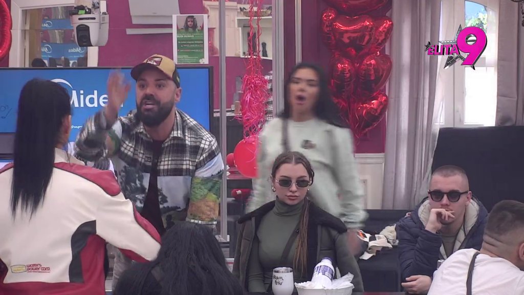 Mama te odvojila od tate, pa bi ti da moje dete razdvajaš od mene! Anita URLA IZ PETNIH ŽILA, otkrila šta je Anđelo ŽELEO DA MU SE RADI TOKOM ODNOSA! (VIDEO)