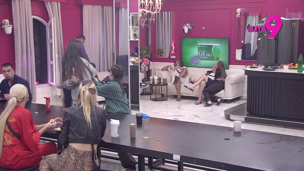 SKANDAL! Anastasija puca po šavovima, gađala Boru HLEBOM! Tenzija na vrhuncu! (VIDEO)