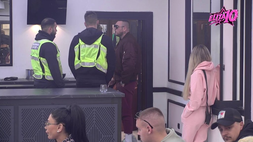 NIKAD ŽEŠĆI RAT MILJANE I CARA: On ušao u crveno i pljunuo joj u lice, pljušte burtalne uvrede i psovke! Reagovalo obezbeđenje (VIDEO)