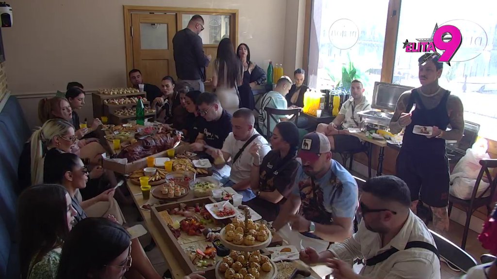 Kao gladne godine! Dok je Milan čitao poruke od najmilijih, učesnici navalili na hranu kao da nisu jeli od Božića! (VIDEO)