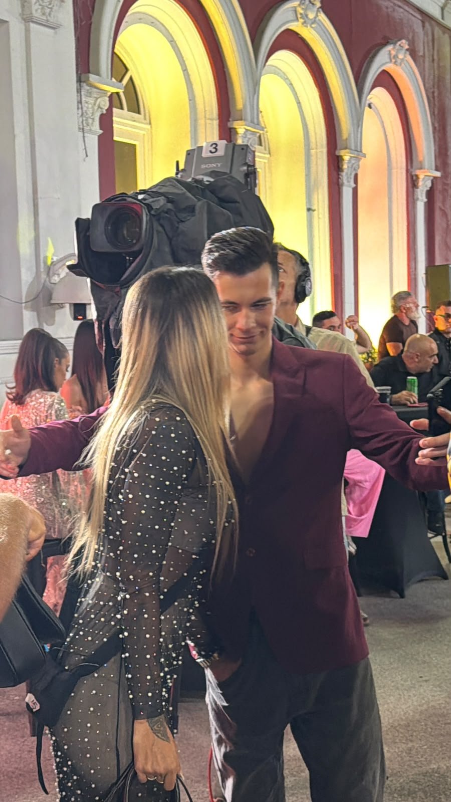 PORODICA IPAK NA PRVOM MESTU?! Nerio prišao Aneli, rešili da stave tačku na sukobe, zagrili se, a gest ponosne tetke svi komentarišu (VIDEO)