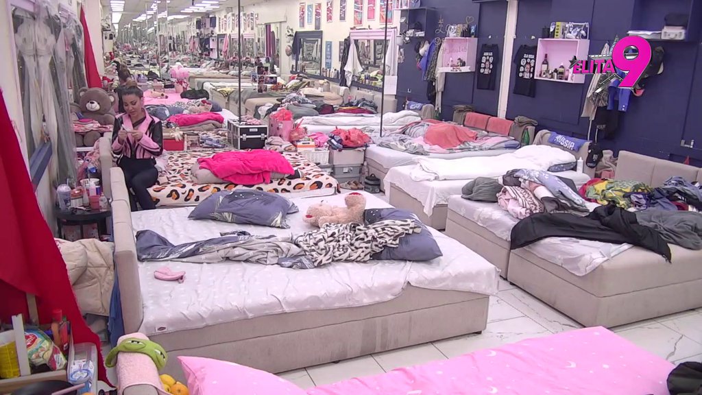 Odlepila za Đukićem: Aneli ponovo gori od ljubomore, pa priznala da je zaljubljenost prerasla u nešto više! (VIDEO)