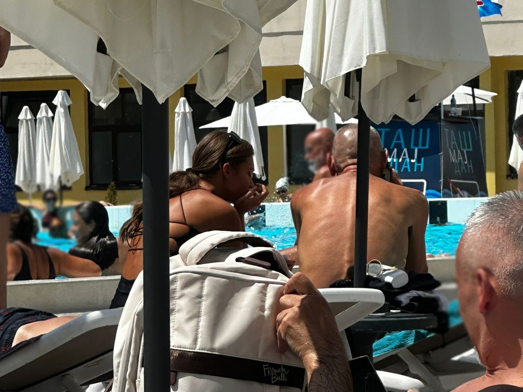 PINK.RS PAPARACO! Sofi pored brojnih problema dala sebi oduška, baškari se na bazenu, a društvo joj pravi OVAJ POZNATI MUŠKARAC (FOTO)