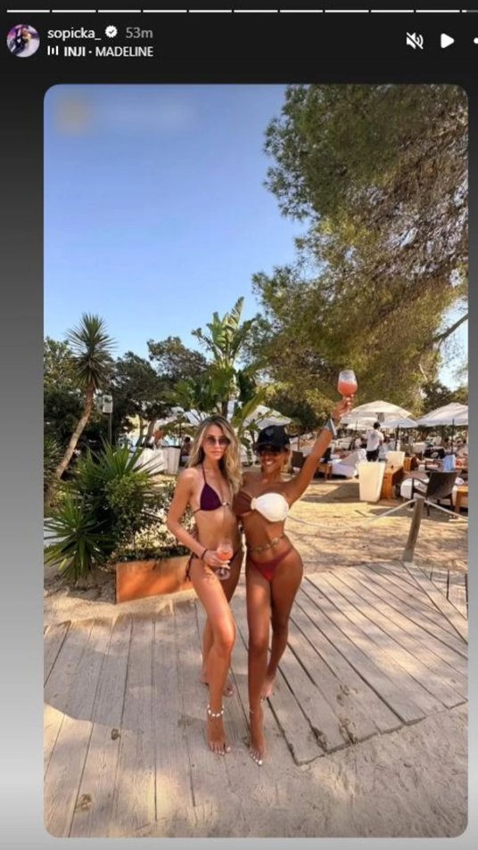VODITELJKA PODIŽE TEMPERATURU! Ivana Šopić mami uzdahe na Ibici, podelila golišave fotke sa plaže (FOTO)