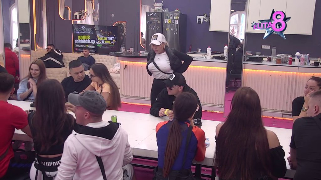 RASTAVILA JE NA ČINIOCE! Sofija misli da je Sanja na sve načine pokušavala da sakrije njihovo poznanstvo, Marko skočio kao oparen, pa dao sve od sebe da odbrani čast svoje devojke! (VIDEO)