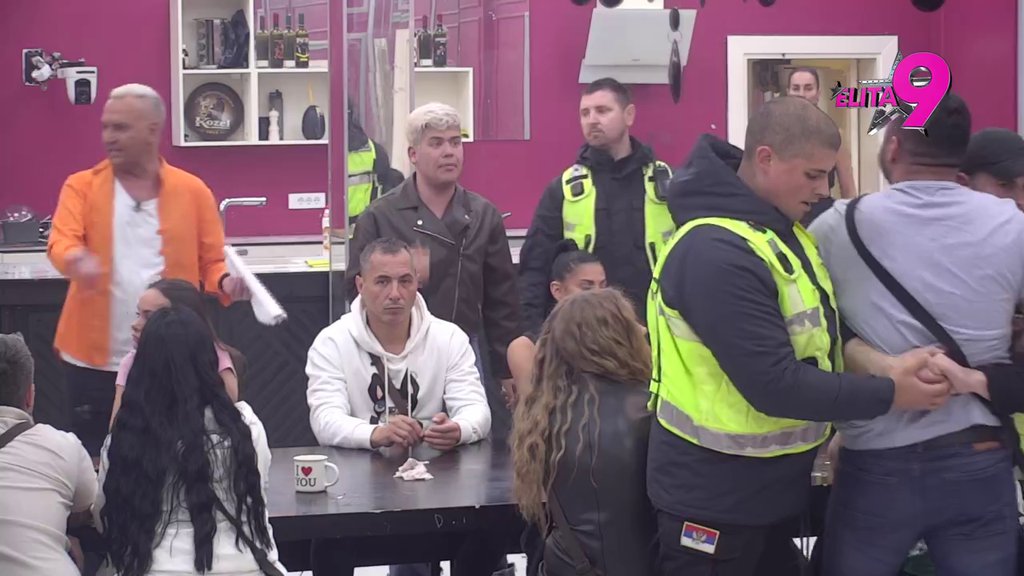 KARAMBOL! Maja nasrnula na Uroša, HAOS EPSKIH RAZMERA zbog Takija i Šarenog! Obezbeđenje jedva uspeo da ih razdvoji (VIDEO)