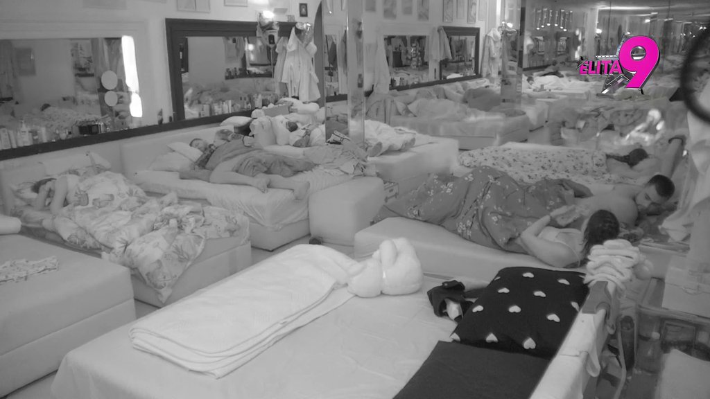 RAZVALILI KREVET! Mina i Viktor u nikad žešćoj akciji, posle dve ture odnosa OTKRILI POKRIVAČ, sve se videlo! (VIDEO)