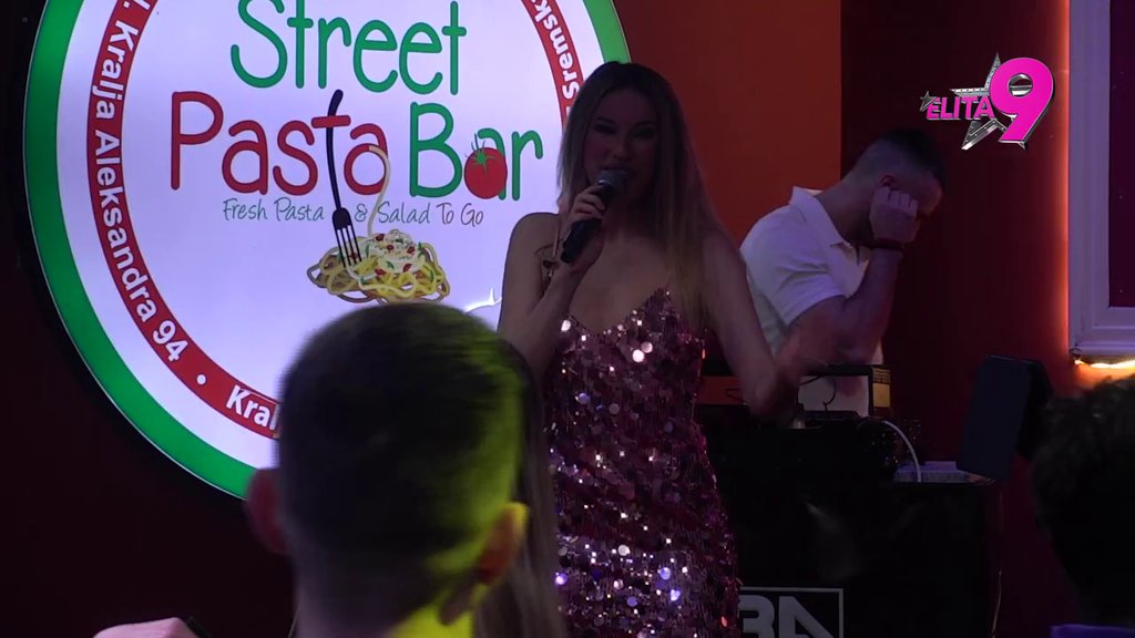 GORE ŠIMANOVCI: Rada Manojlović zapevala svoju prvu pesmu, takmičari poskakali na noge, svi pevaju sa njom u glas (VIDEO)