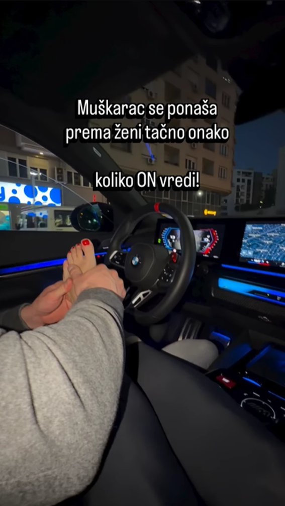 DEČKO JOJ MASIRA STOPALA NA VOLANU BESNE MAŠINE! Sanja Stanković uživa pored novog partnera: Muškarac se ponaša prema ženi tačno onako koliko on vredi (FOTO)