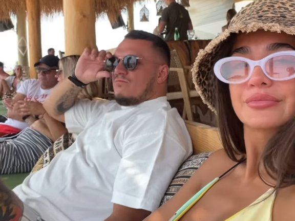 ANĐELA I GASTOZ U STRASTVENOM ZANOSU: Popustile im kočnice na plaži, pljušte vreli poljupci! (FOTO+VIDEO)