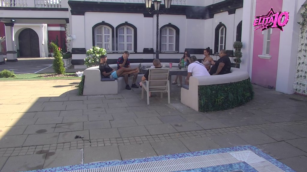 Drugarice, lažljivice! Laura napustila Slađino prisustvo nakon što je shvatila da je BILA INTIMNA SA CAREM! Poršelina kao da je osvojila NOBELA (VIDEO)