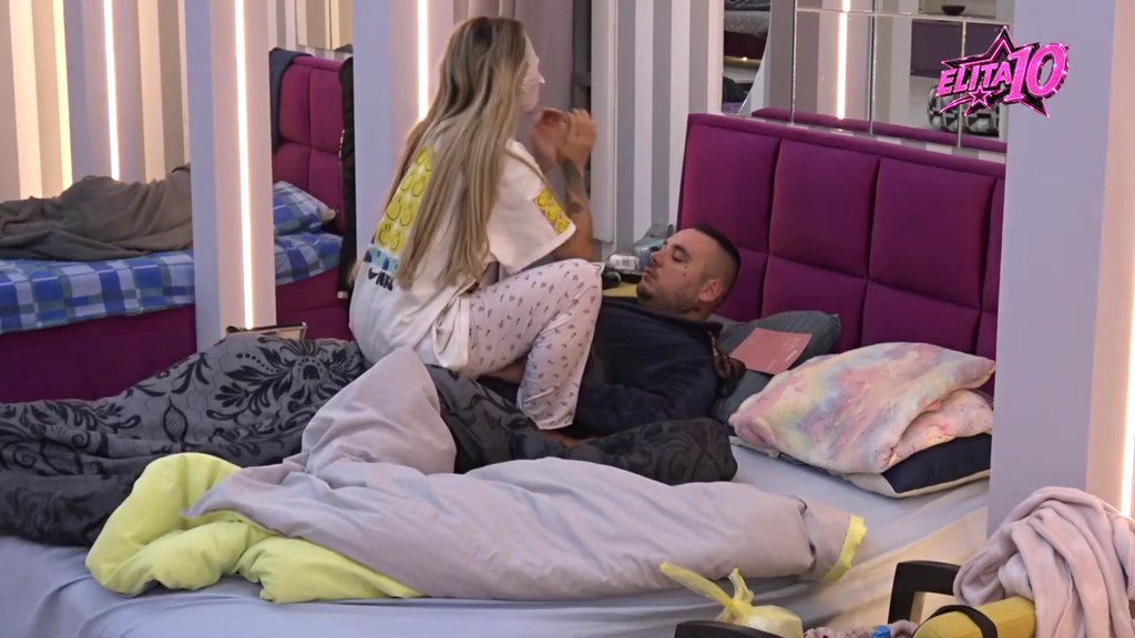 Kao da su sami na svetu! Aneli stavila Caru masku na lice, on uživa u svakom trenutku sa njom (VIDEO)