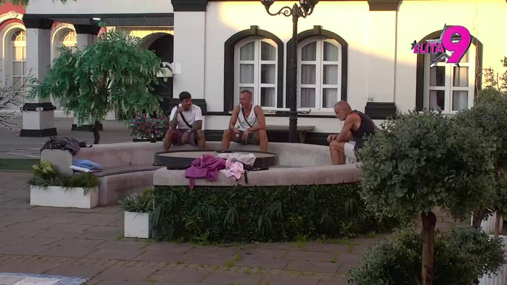 Stidiš se, a poskida ih sve gole: Miki  počeo da turira Đukića, on umire od smeha! (VIDEO)