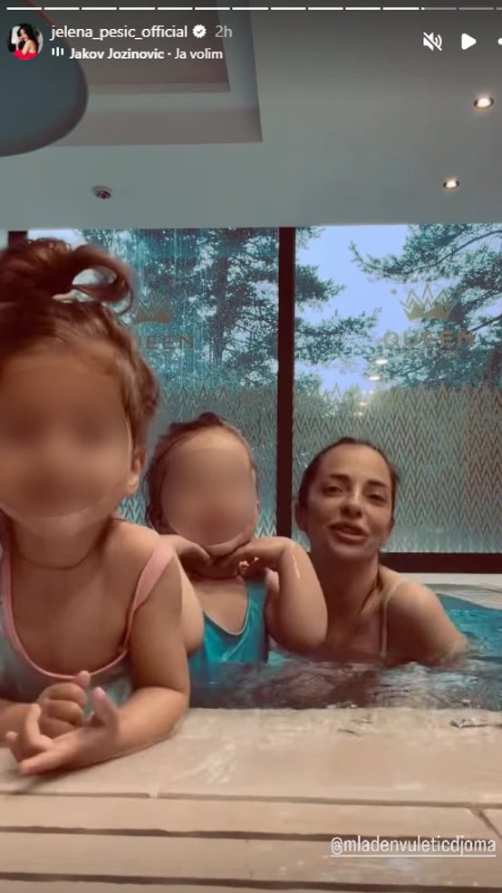 VAŽE ZA NAJSREĆNIJI RIJALITI PAR U SRBIJI! Zgodna brineta pokazala kako uživa sa ćerkama: On hoće da ih imamo petoro (FOTO)