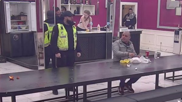 Doživeo novo pomračenje: Bora Santana aktivirao brutalnu vređalicu, Hanu ne ostavlja na miru! (VIDEO)