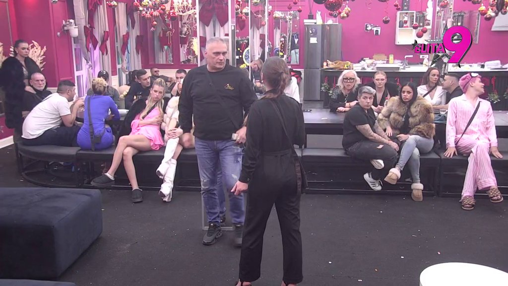 Dno, da većeg dna nema! Luks ne prestaje sa gnusnim uvredama na Sarin račun, ona zaurlala: Ti i treba da se lečiš, on i jeste za ludnicu (VIDEO)