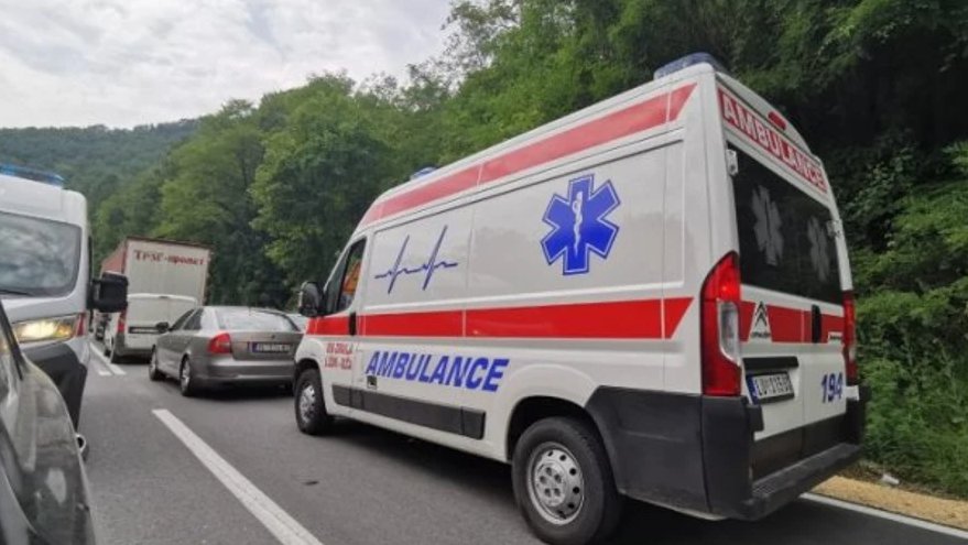 TEŠKA SAOBRAĆAJKA U KRAGUJEVCU! Audi se ‘zakucao’ u banderu, ima povređenih
