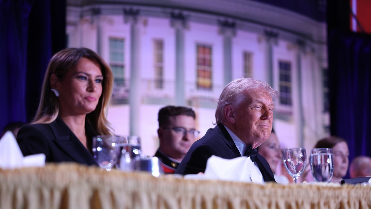 NJENA REAKCIJA JE OBIŠLA SVET: Ovo su reči koje je Melanija uputila Trampu u sekundi haosa