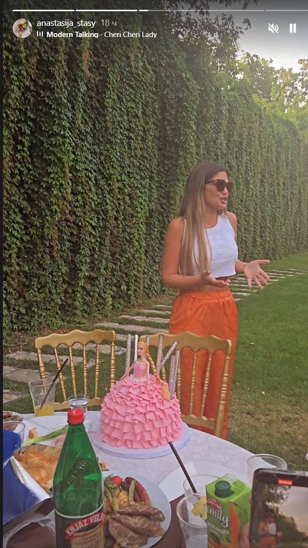 ANA RADULOVIĆ PROSLAVILA ROĐENDAN! Voditeljka Elite šokirala stajlingom, a tek da vidite kako je izgledala torta (FOTO)