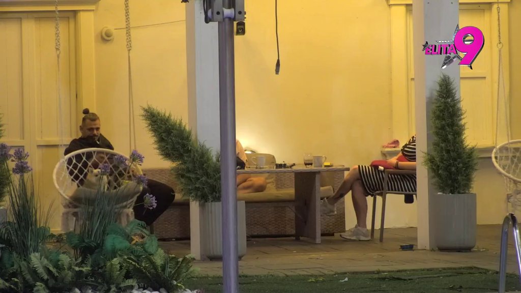 MOG PSA JE UDOMILA, A UZELA DVA NOVA: Bora ponovo iskoristio priliku da potkači Milicu Kemez! (VIDEO)