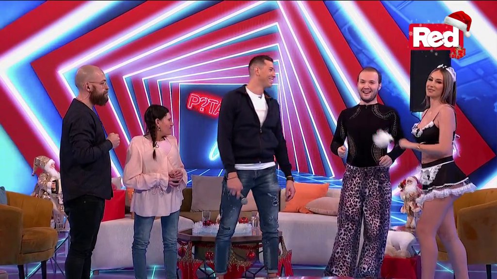 DIVNA DNK I MACA DISKRECIJA NAPRAVILE SPEKTAKL! Maca se pojavila u s*ksi kostimu, pa poklonila drugarici BIČ! (VIDEO)