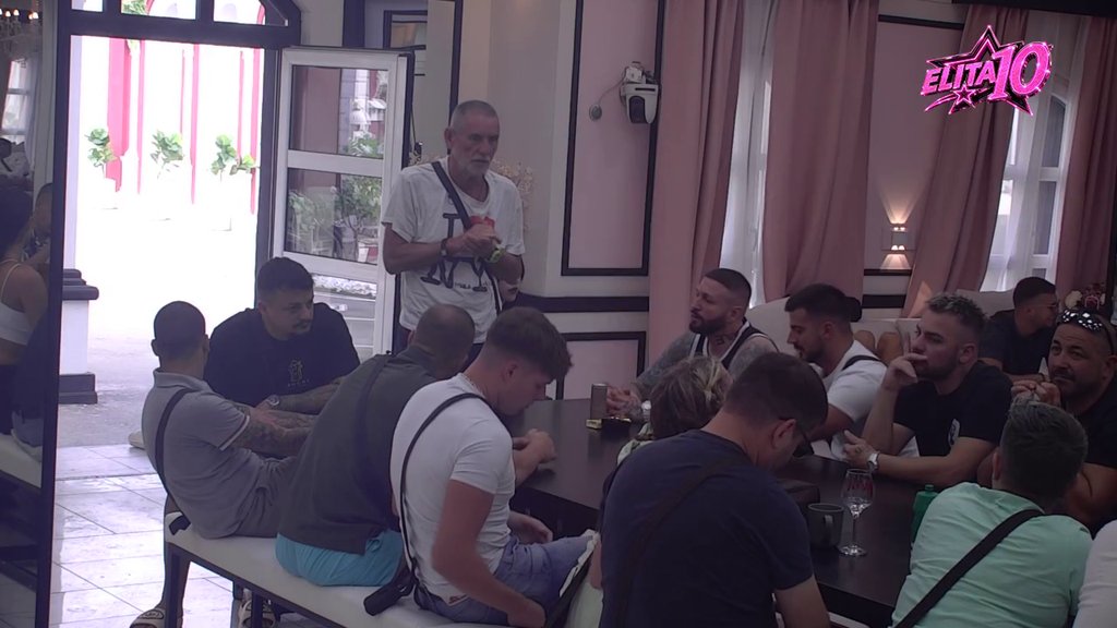 On je cirkus osoba: Mahir napravio totalnu pometnju za crnim stolom, pa Marinković bez dlake na jeziku opleo po učesnicima! (VIDEO)